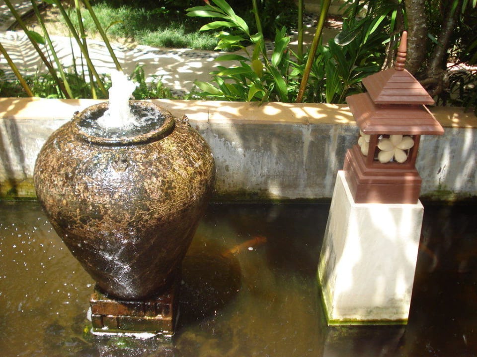Wasserbecken neben Lobby Hotel Baan Chaweng Beach Resort & Spa