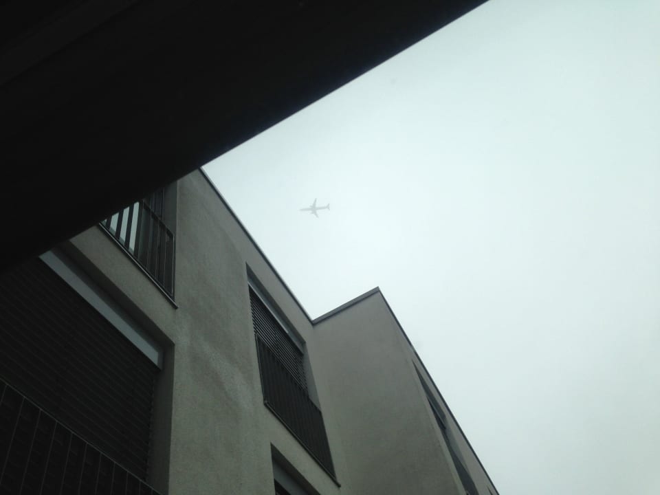 Ausblick auf Flugzeug aus Fenster centrovital Hotel Berlin