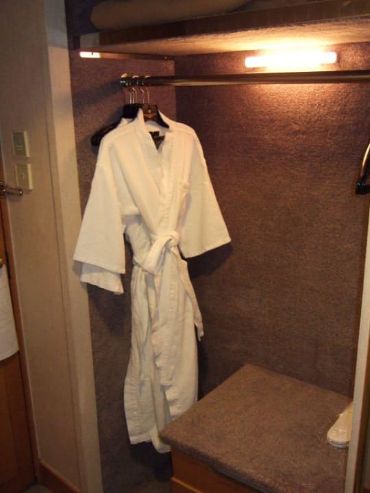 Schrank The Kowloon Hotel