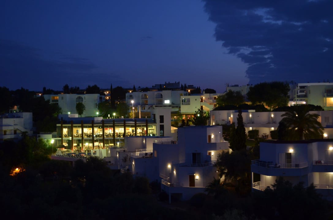 Ausblick von der Rezeption bei Nacht MarSenses Natura Olea Hotel