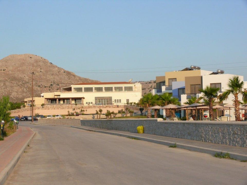 Blick vom Strand auf Haupthaus Atlantica Mikri Poli Rhodes