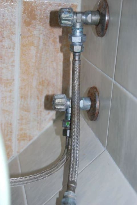 WC Anschlüsse sind nicht gerade appetitlich Hovima Costa Adeje - For Cool Adults