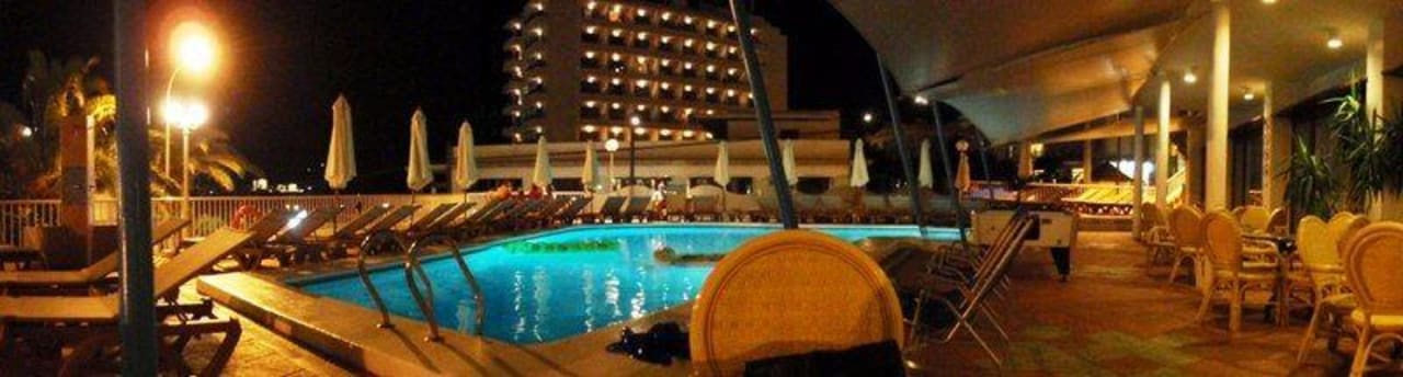 Pool und Terrasse bei Nacht Hotel Osiris