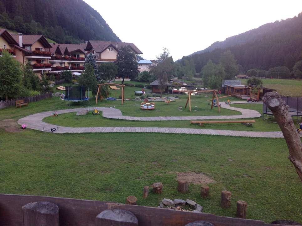 Overzicht van de tuin Alphotel Tyrol
