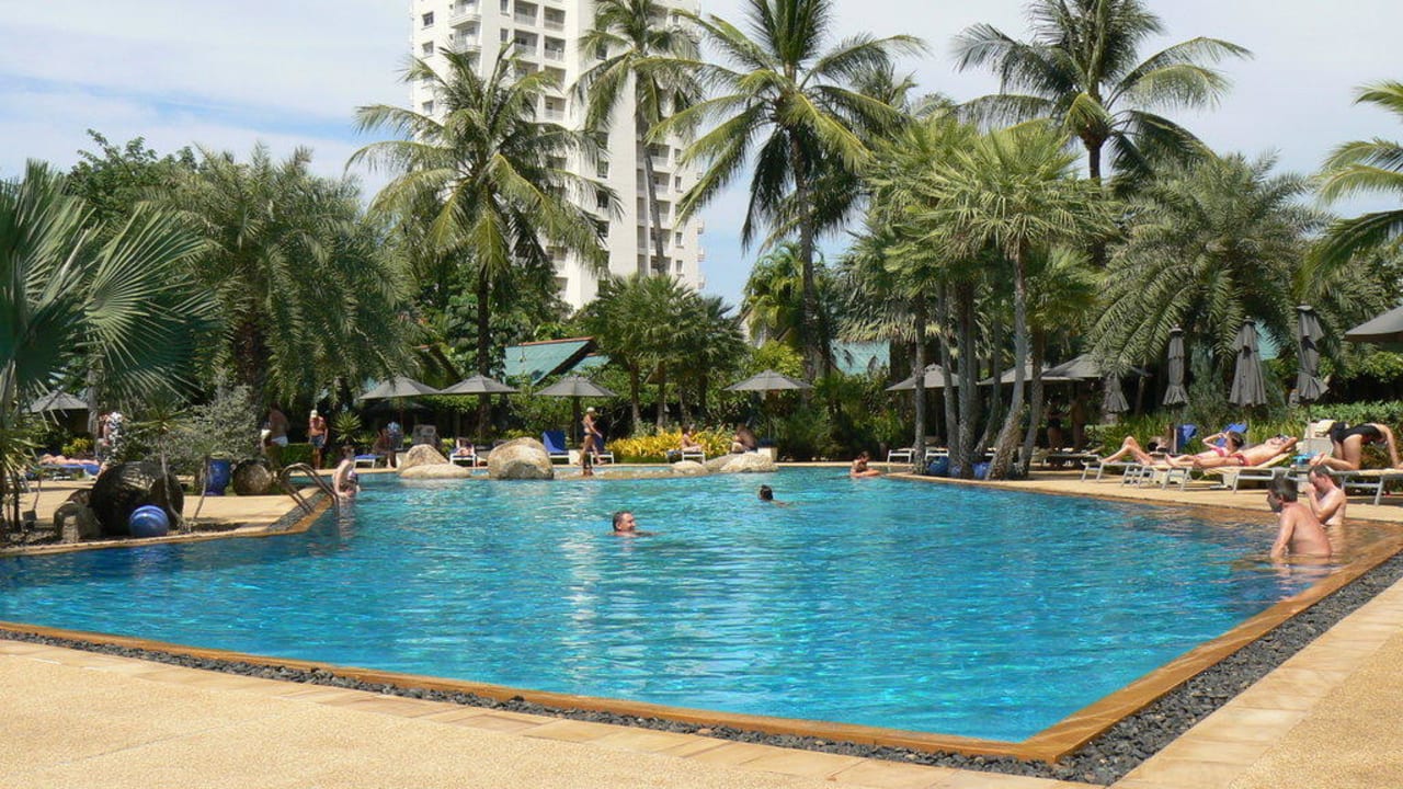 Coconut Pool Mövenpick Resort & Spa Karon Beach Phuket