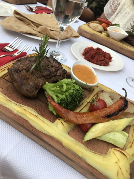 Steak dinner at the Pool! Sehr lecker!  Riviera Hotel & Spa