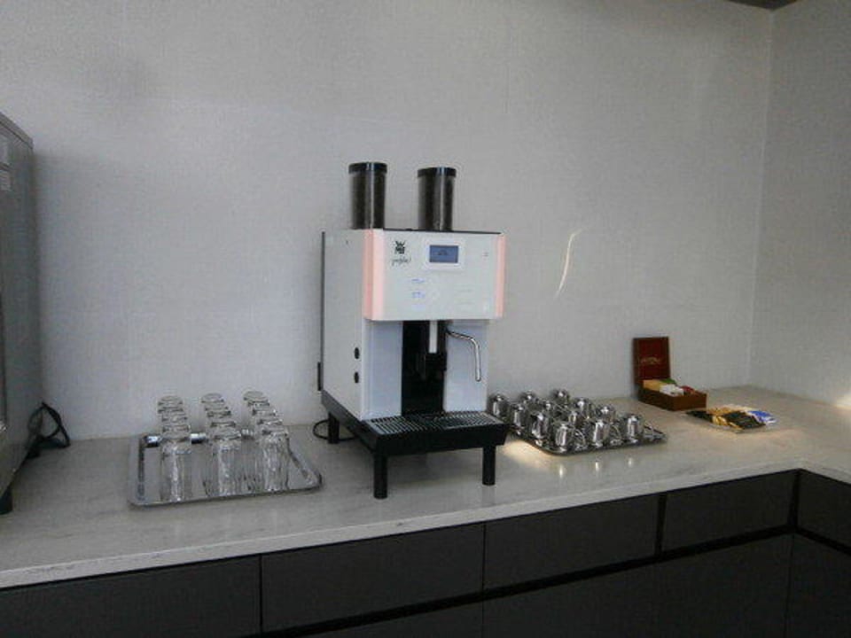 Напитки и закуски в тренажёрном зале L'Hotel Élan