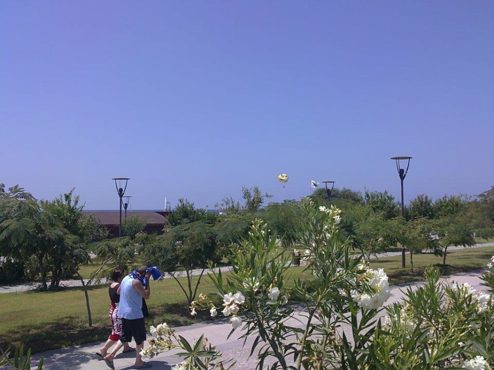 Allee zum Strand Side Breeze Hotel