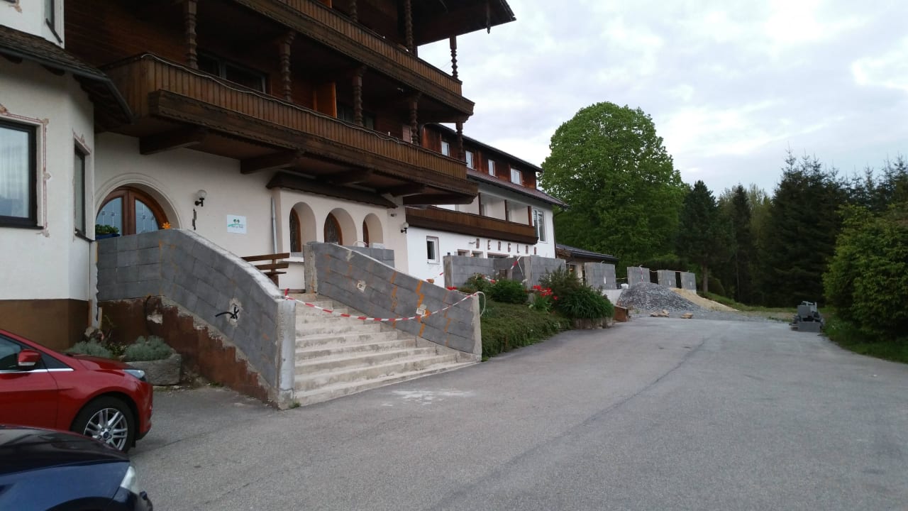 Haupteingang und Terrasse im Bau seit 2014 Hotel Bergland-Hof
