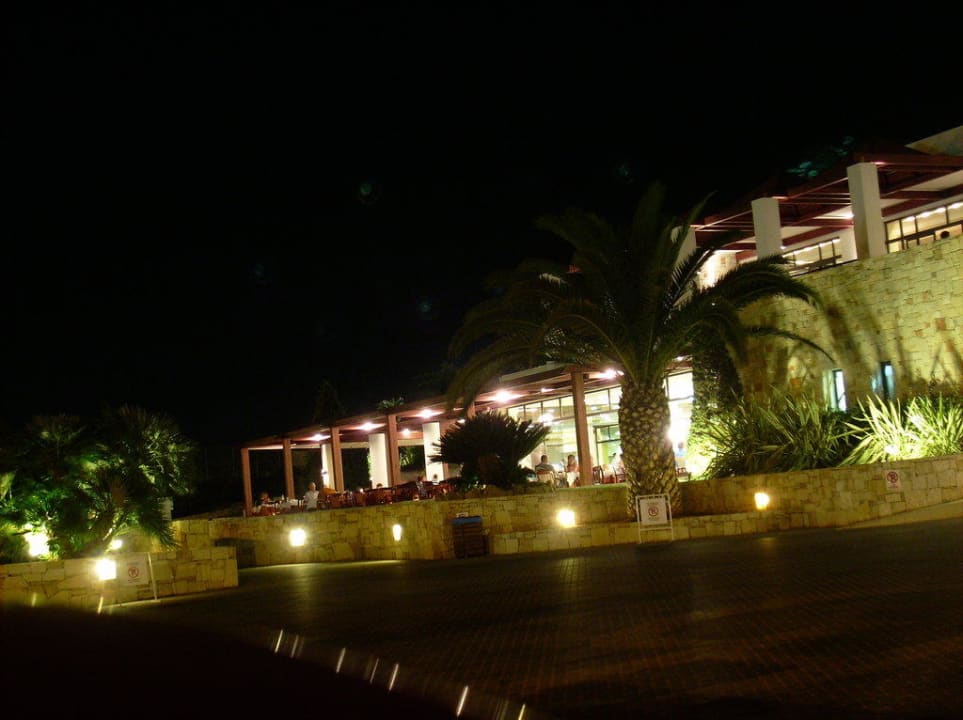 Eingang bei Nacht Grand Hotel Holiday Resort