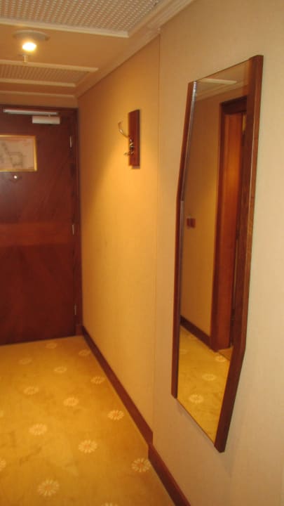 Eingangsbereich mit großem Spiegel. Lindner Hotel Prague Castle, part of JdV by Hyatt