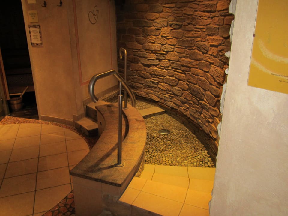 Kneippbad im Saunabereich Göbel's Hotel Quellenhof
