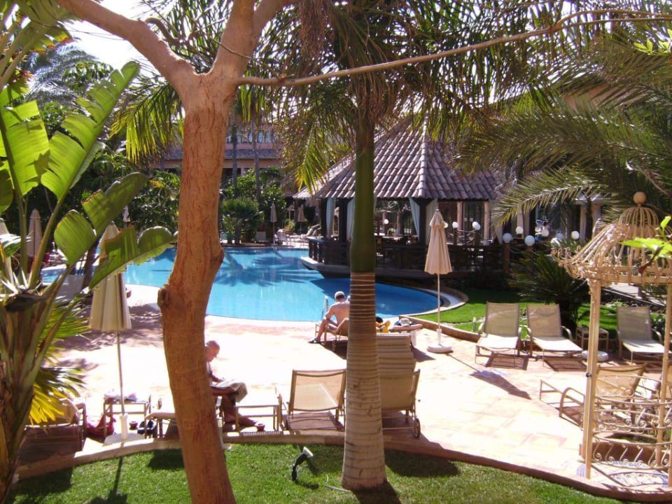 Entspannen am Pool Secrets Bahia Real Resort & SPA