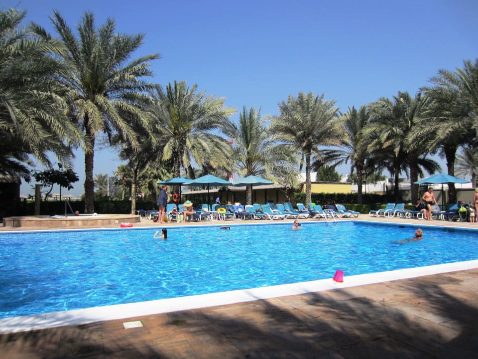 Das Pool war im März beheizt und angenehm warm Coral Beach Resort Sharjah