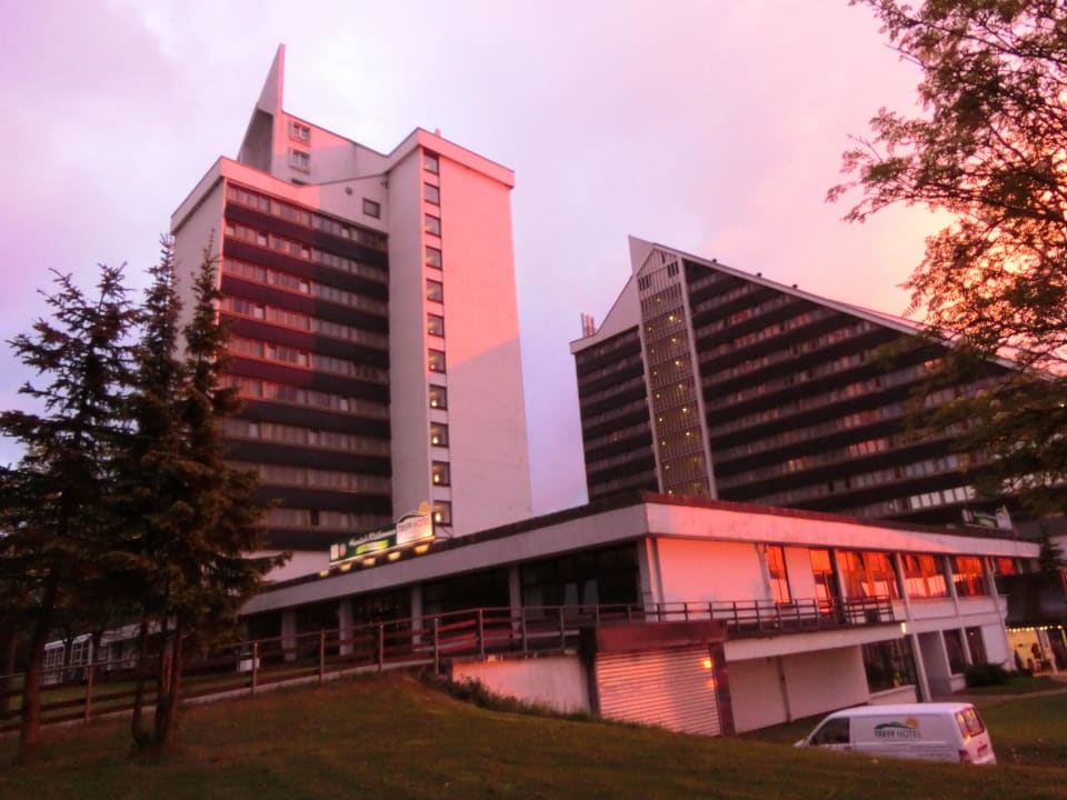 Außenansicht im Abendlicht AHORN Panorama Hotel Oberhof