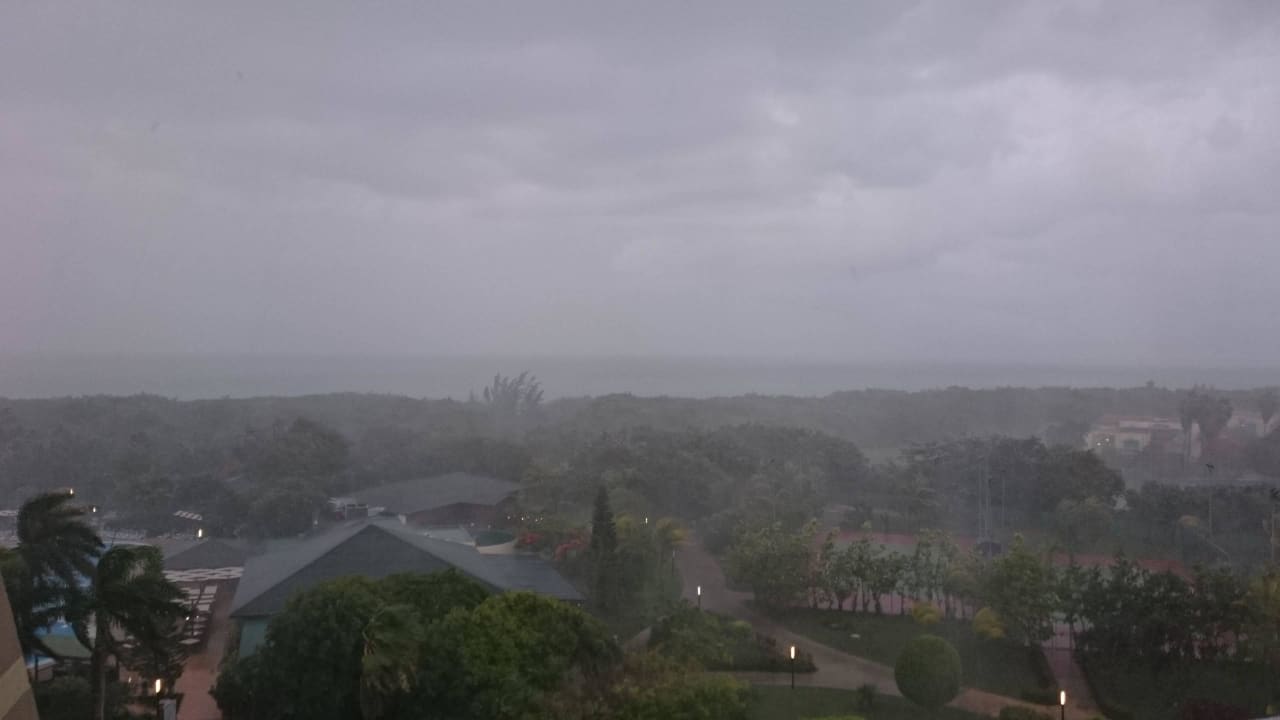 Blick vom Balkon bei Regen Blau varadero - Adults only