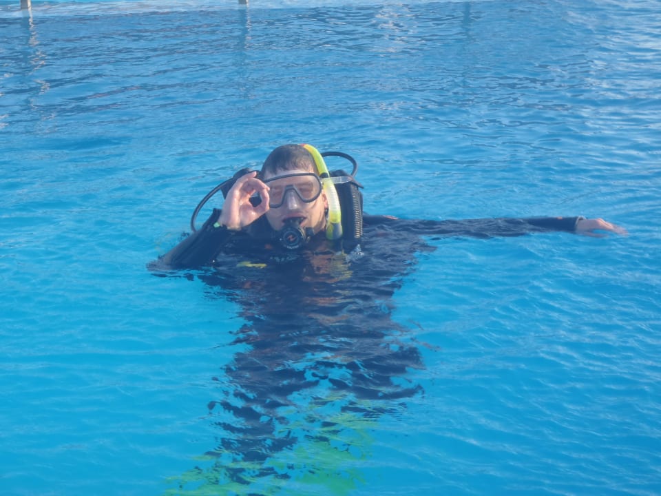 Tauchgang im Pool Three Corners Happy Life Beach Resort