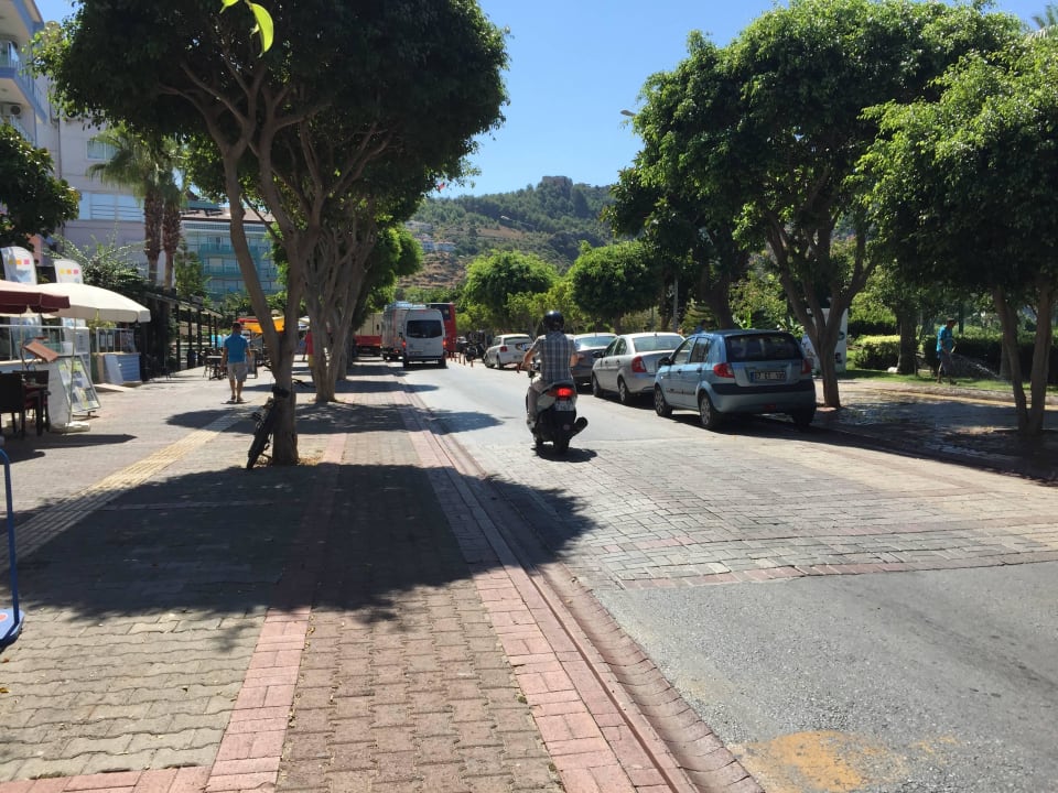 Straße vor dem Hotel Riviera Hotel & Spa