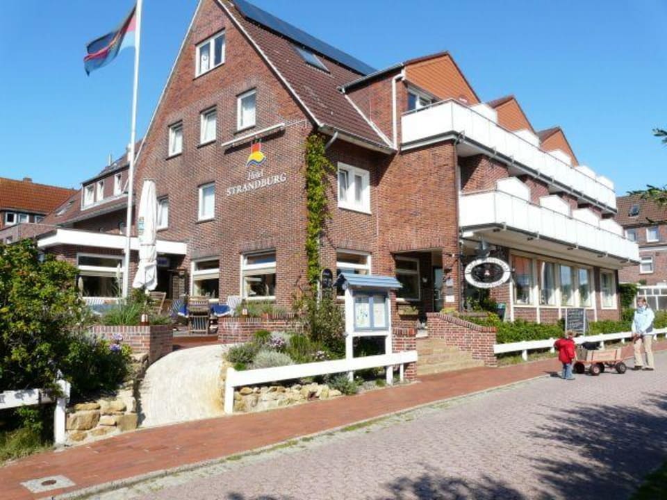 "das Hotel -Eingang" Hotel Strandburg (Baltrum) • HolidayCheck