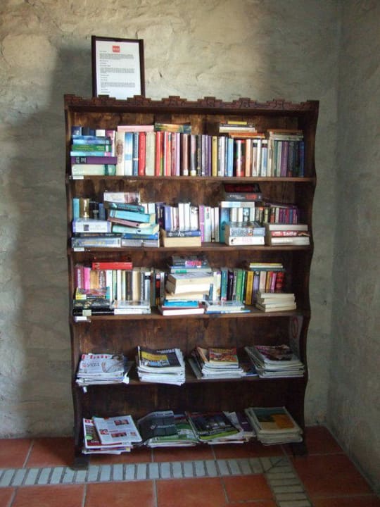 Bücherregal in der Hotelhalle Hotel Riu Tikida Dunas