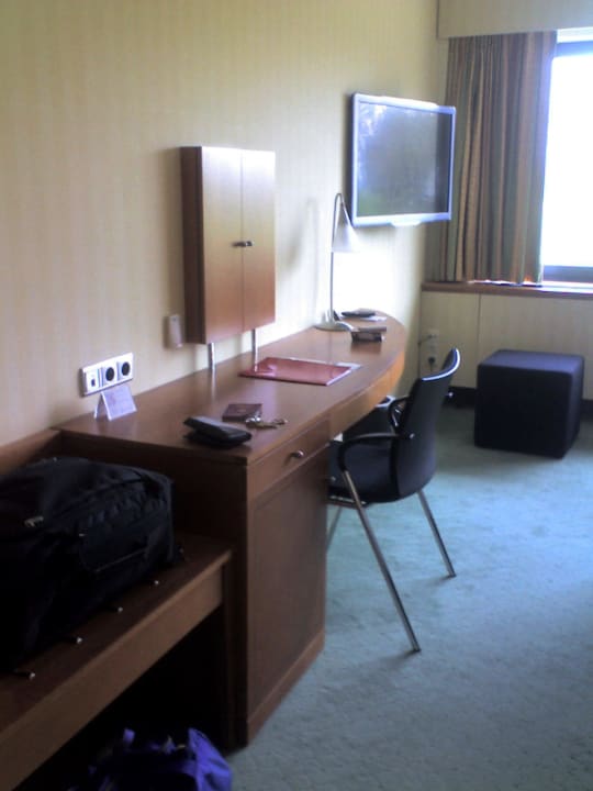 Schreibtisch und TV The Hague Marriott