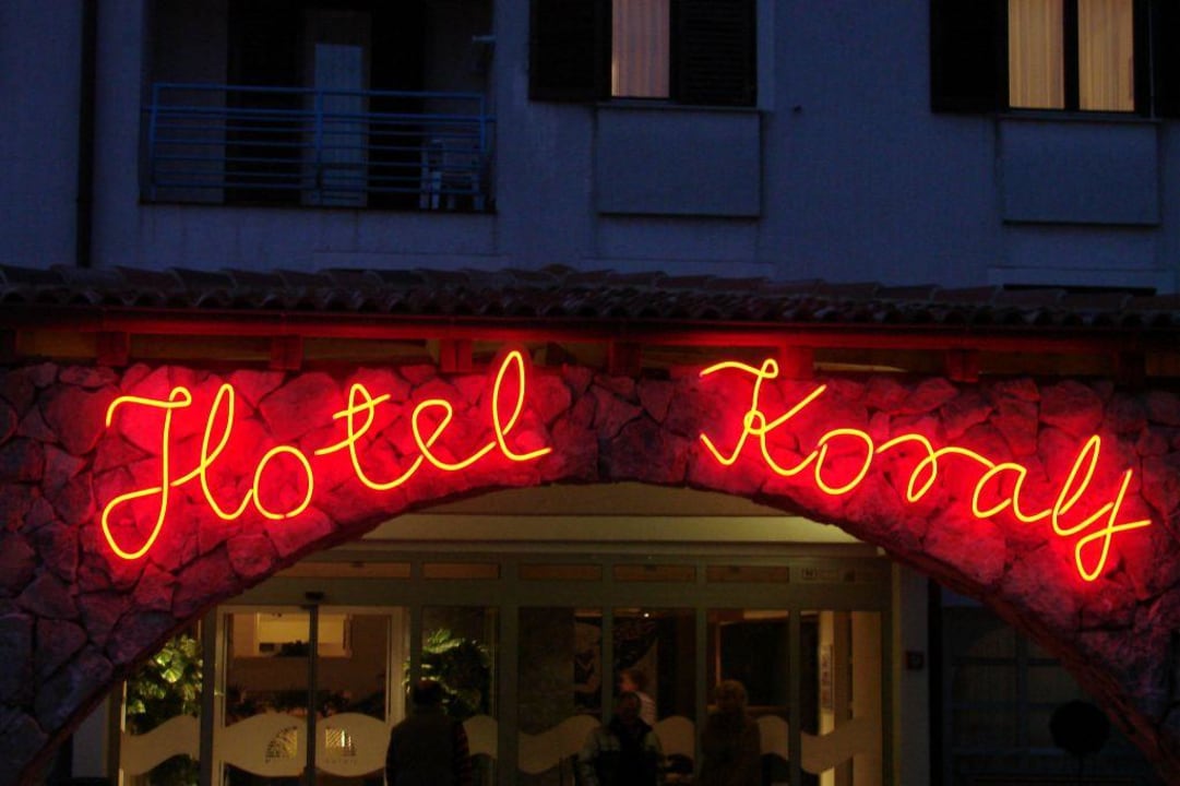 Hoteleingang am Abend Sunny Krk by Valamar