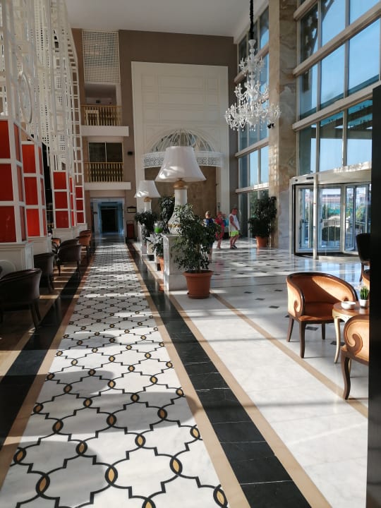 Lobby Well Palace Side