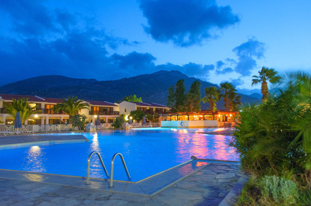 Swimming pool Hotel Golden Coast