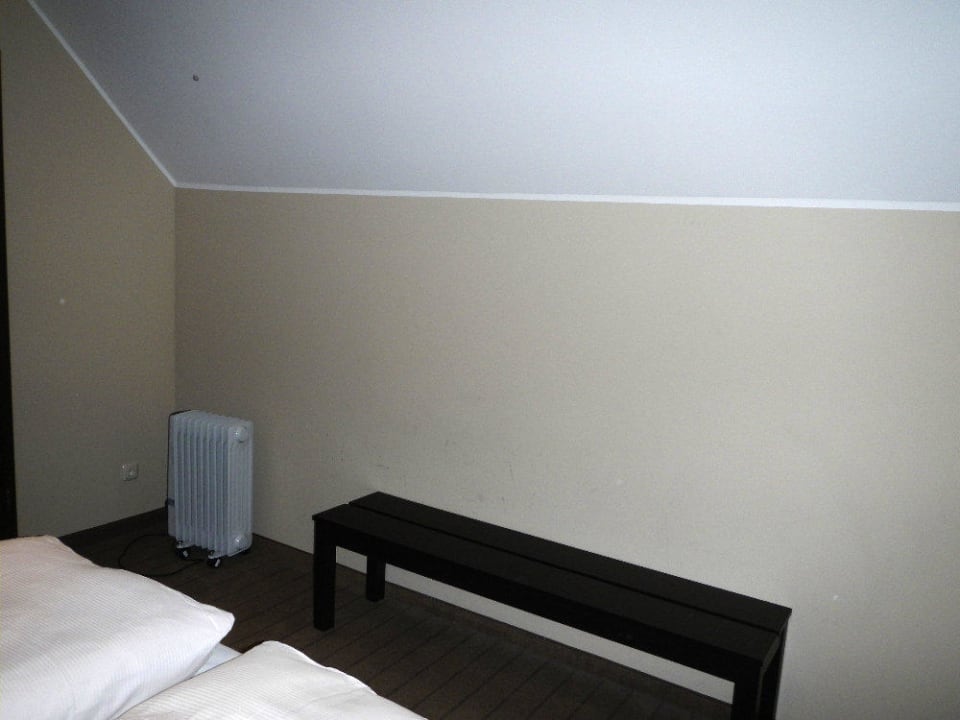 Schlafzimmer und Radiator Precise Resort Hafendorf Rheinsberg