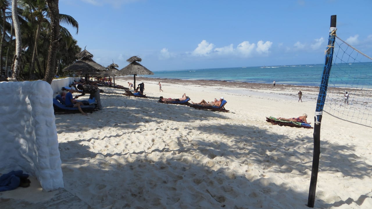 Der Strand direkt vor dem Hotel Hotel Southern Palms Beach Resort