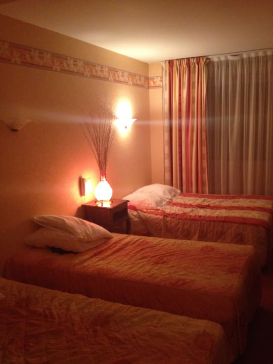 Chambre familiale Logis Hotel Auberge Des 3 Jumeaux Et Jum'hotel