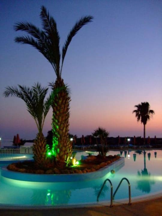 Abendstimmung am Pool Hotel Corallia Beach