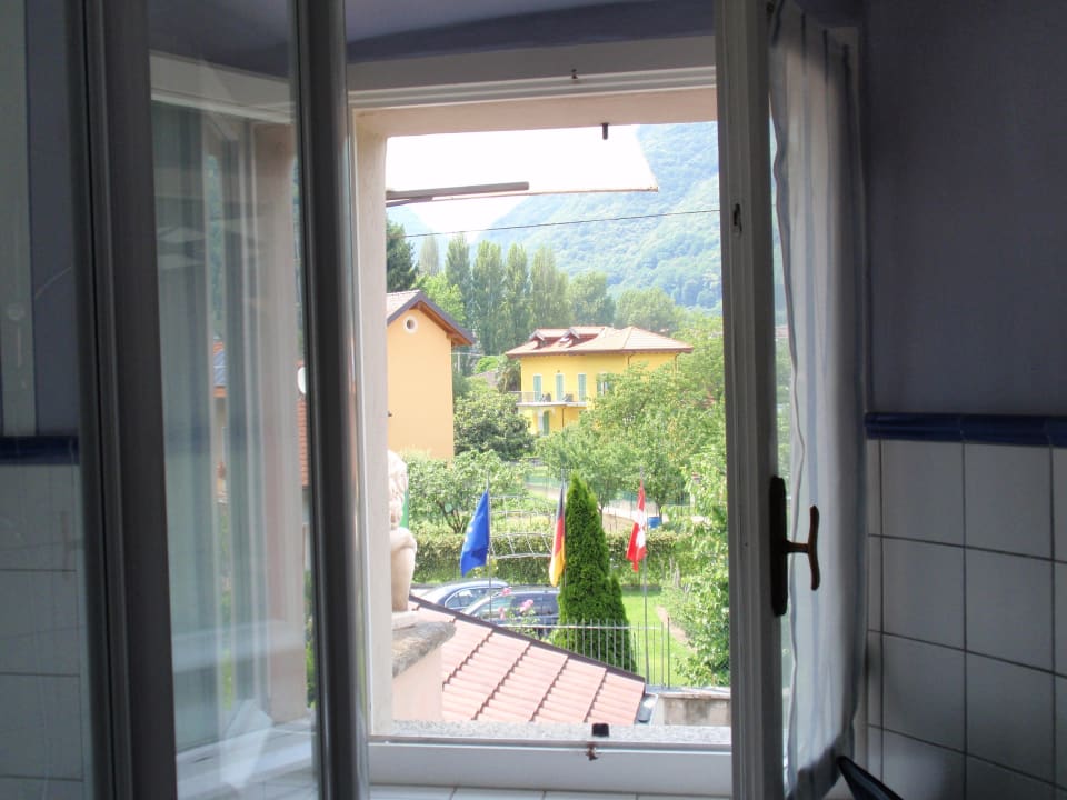 Blick aus dem Badezimmerfenster Hotel Casa Arizzoli