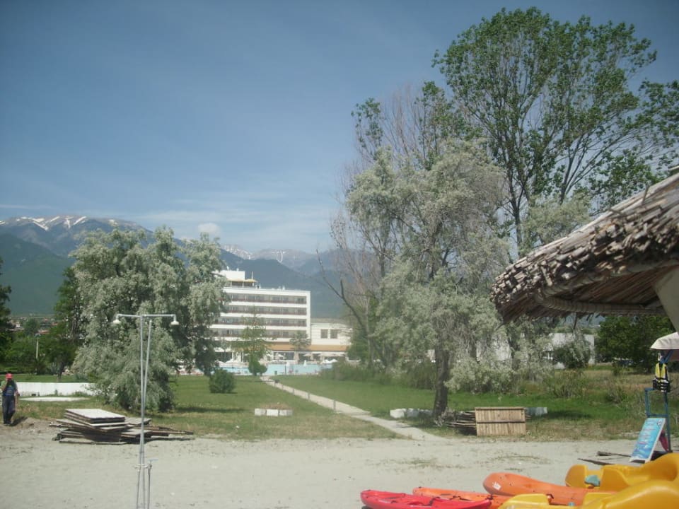 Blick vom Strand zum Hotel Olympian Bay Grand Resort