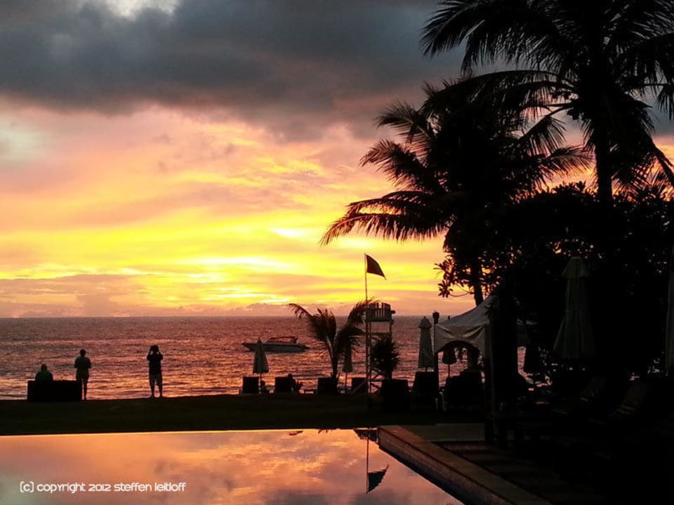 Diesen Sonnenuntergang, am Pool erleben La Flora Khao Lak