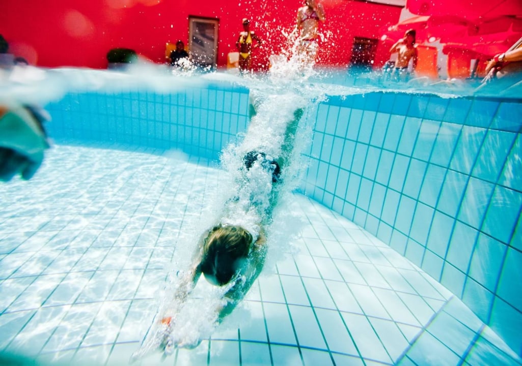 Sprung ins Becken All In Red Thermenhotel