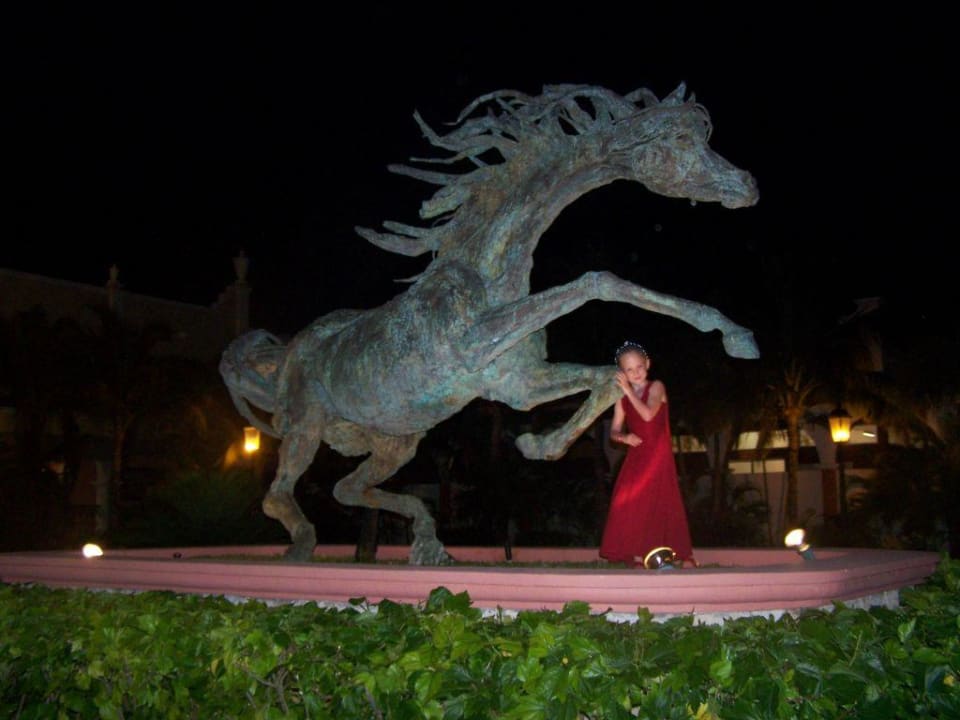 Figur vor dem Hotel bei Nacht Hotel Riu Tequila