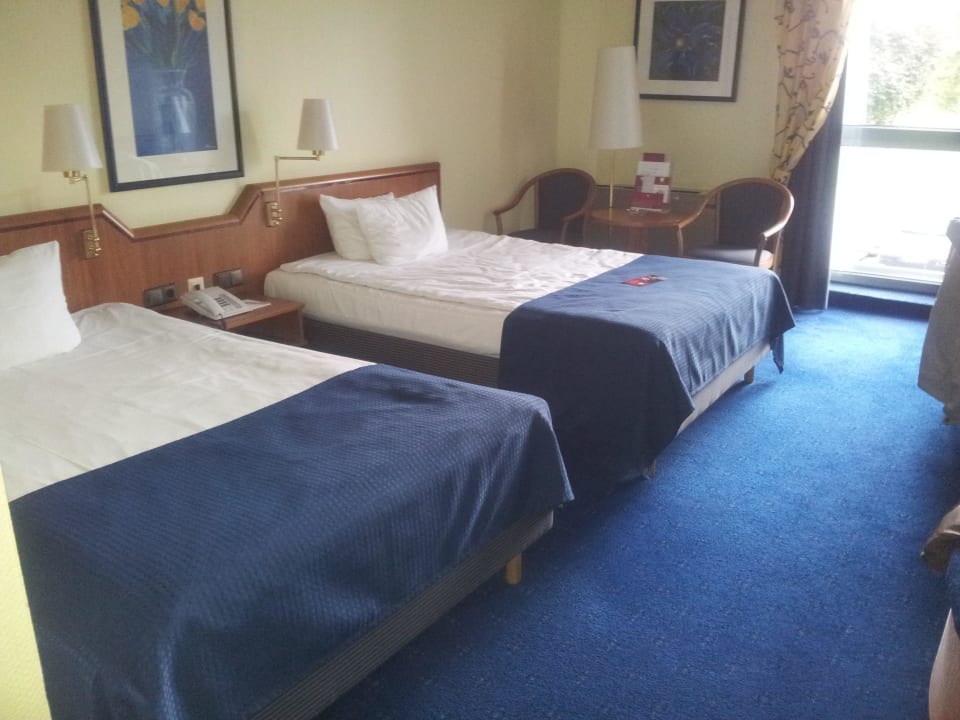 Große gemütliche Betten Leonardo Hotel Hannover Airport