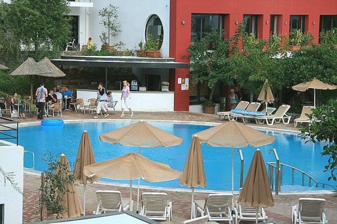 Untere Poolanlage mit kleiner Bar Arminda Hotel and SPA