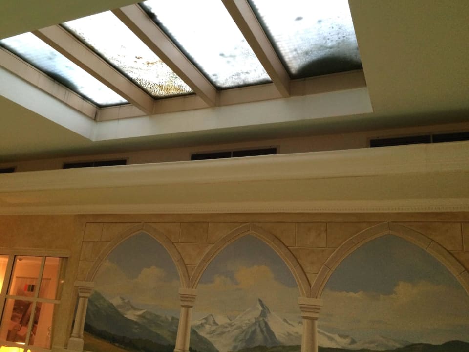 Minihallenbad mit Dreckdecke Hotel Tirolerhof