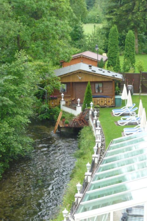Liegewiese mit Zugang zum Bach (Freibereich Sauna) Parkhotel Burgmühle