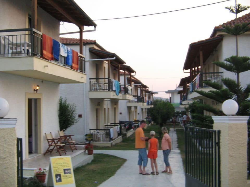 Blick auf die Gasse zwischen den Häusern Corifo Village