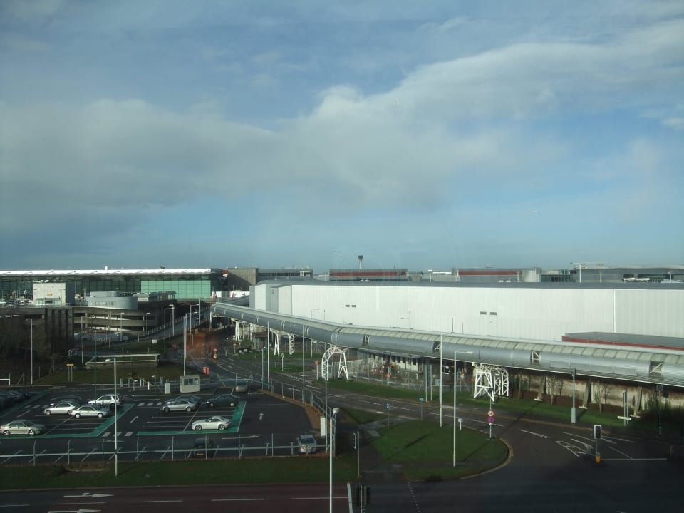 Вид из номера - переход в терминал Hilton London Heathrow Airport