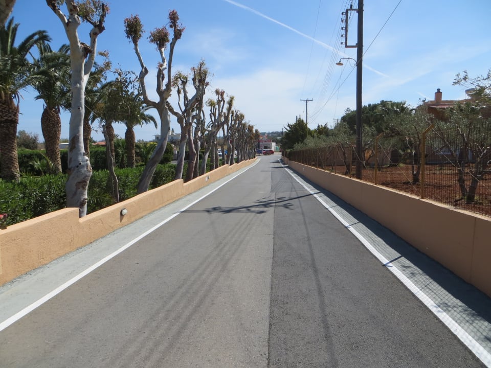 Der Eingangsbereich Hotelzufahrt Anissa Beach & Village