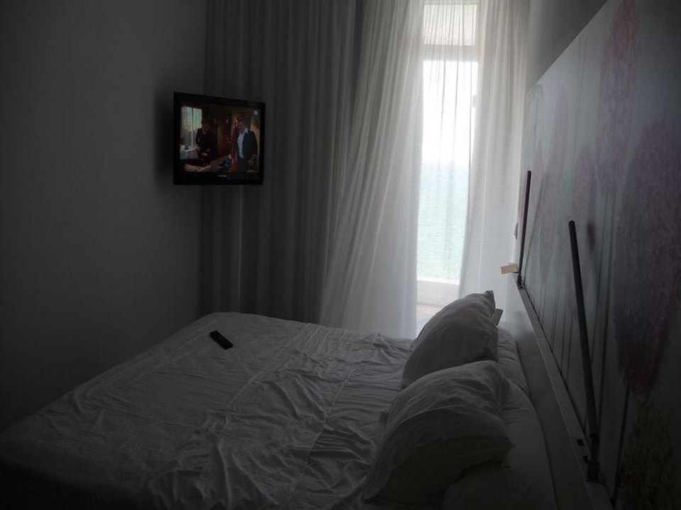 Schlafzimmer mit eigenem Fernseher Iberostar Waves Bahia de Palma