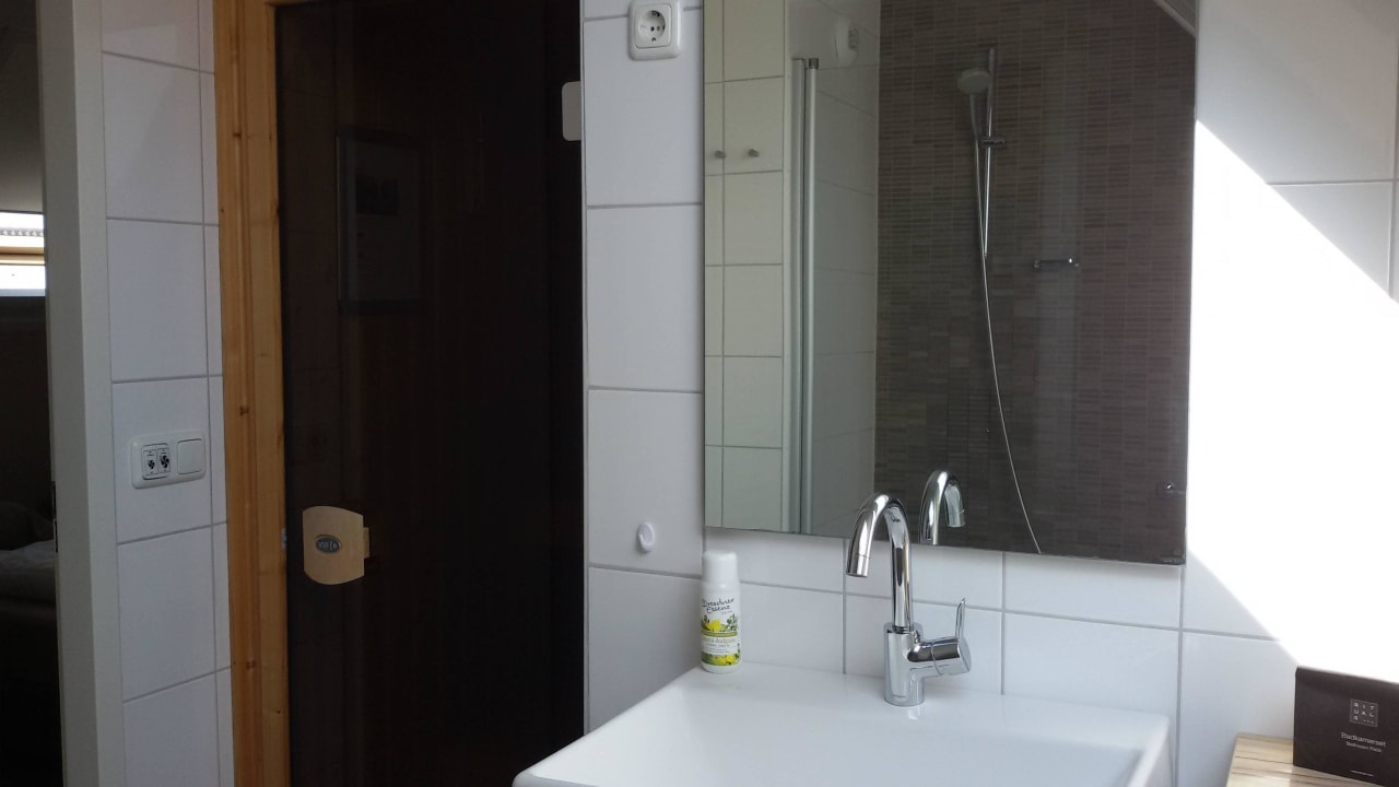 Oberes Bad mit Saunatür Dormio Strand Resort Nieuwvliet-Bad