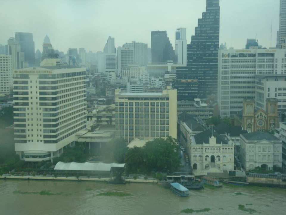 Ausblick auf das Oriental Hotel bei schlechtem Wetter Hotel The Peninsula Bangkok
