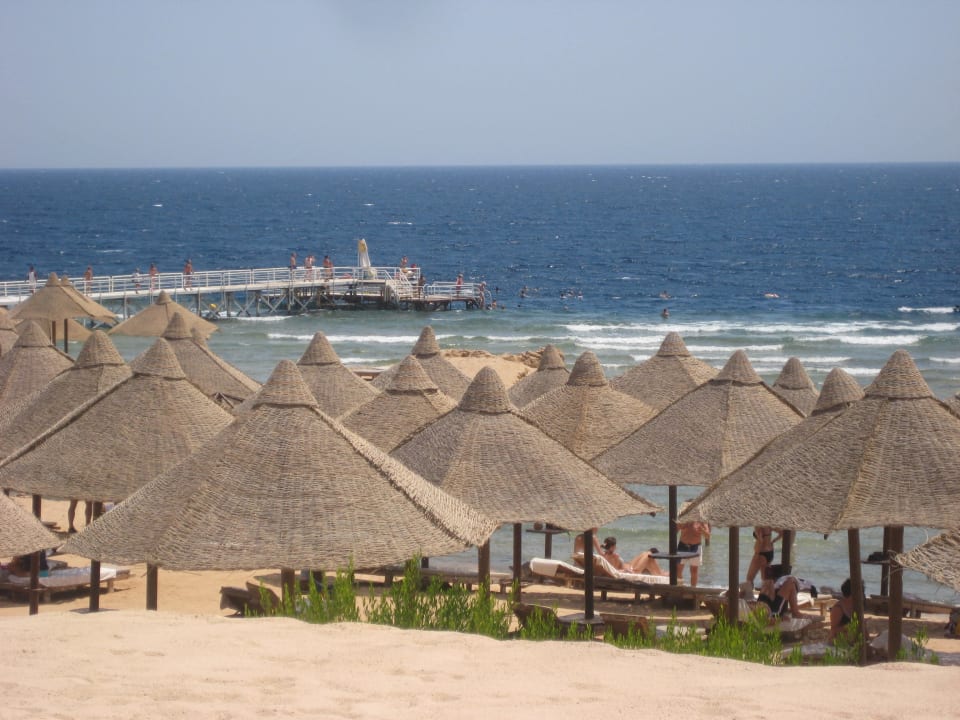 Hotelstrand und Steg im Hintergrund Serenity Alpha Beach