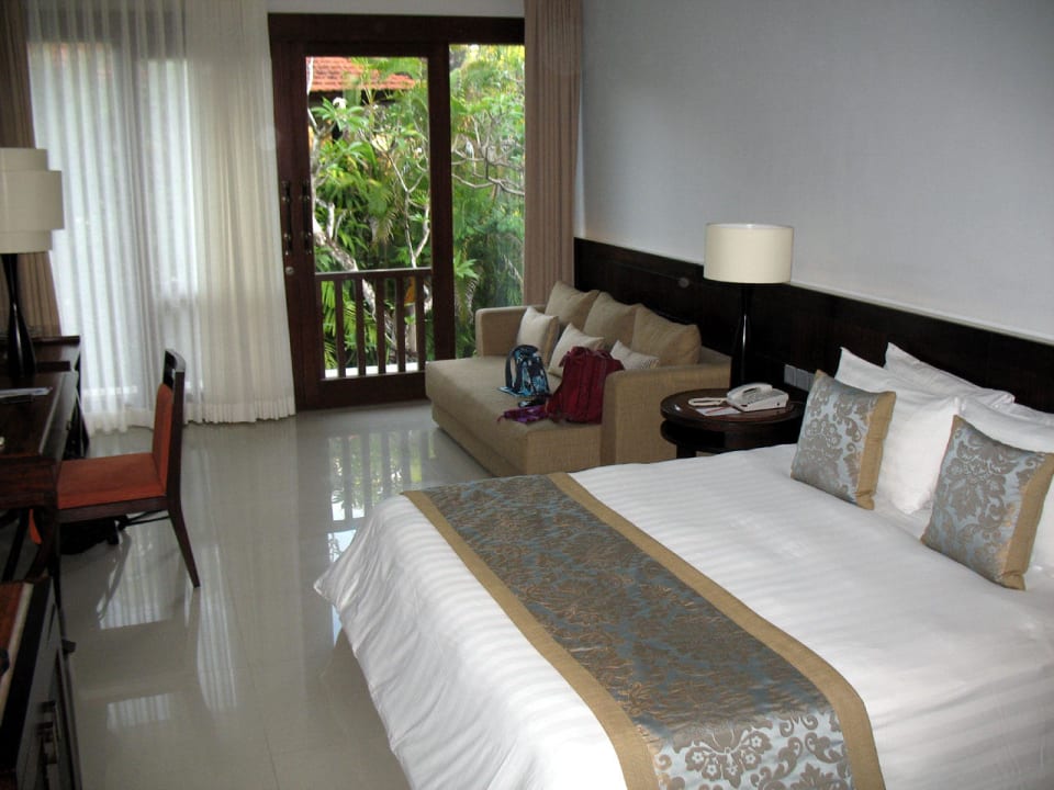 Premier Deluxe Room Puri Santrian