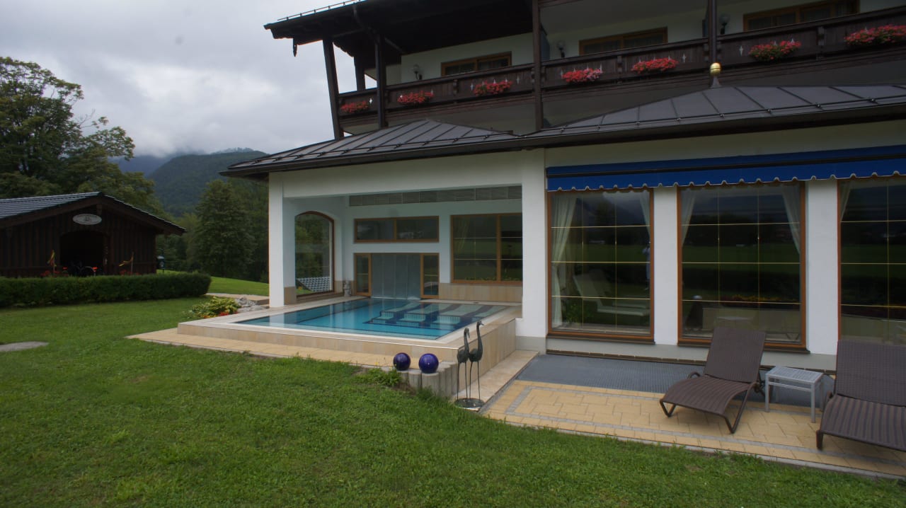 Außenpool mit Jacuzzi Wellnesshotel Zechmeisterlehen